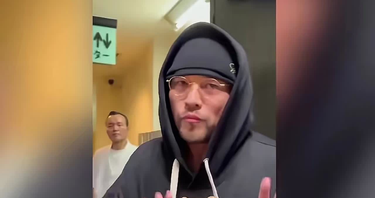 46岁的周杰伦在日本旧病复发被人拍到，强直性脊柱炎将他折腾得判若两人，弯腰驼背如