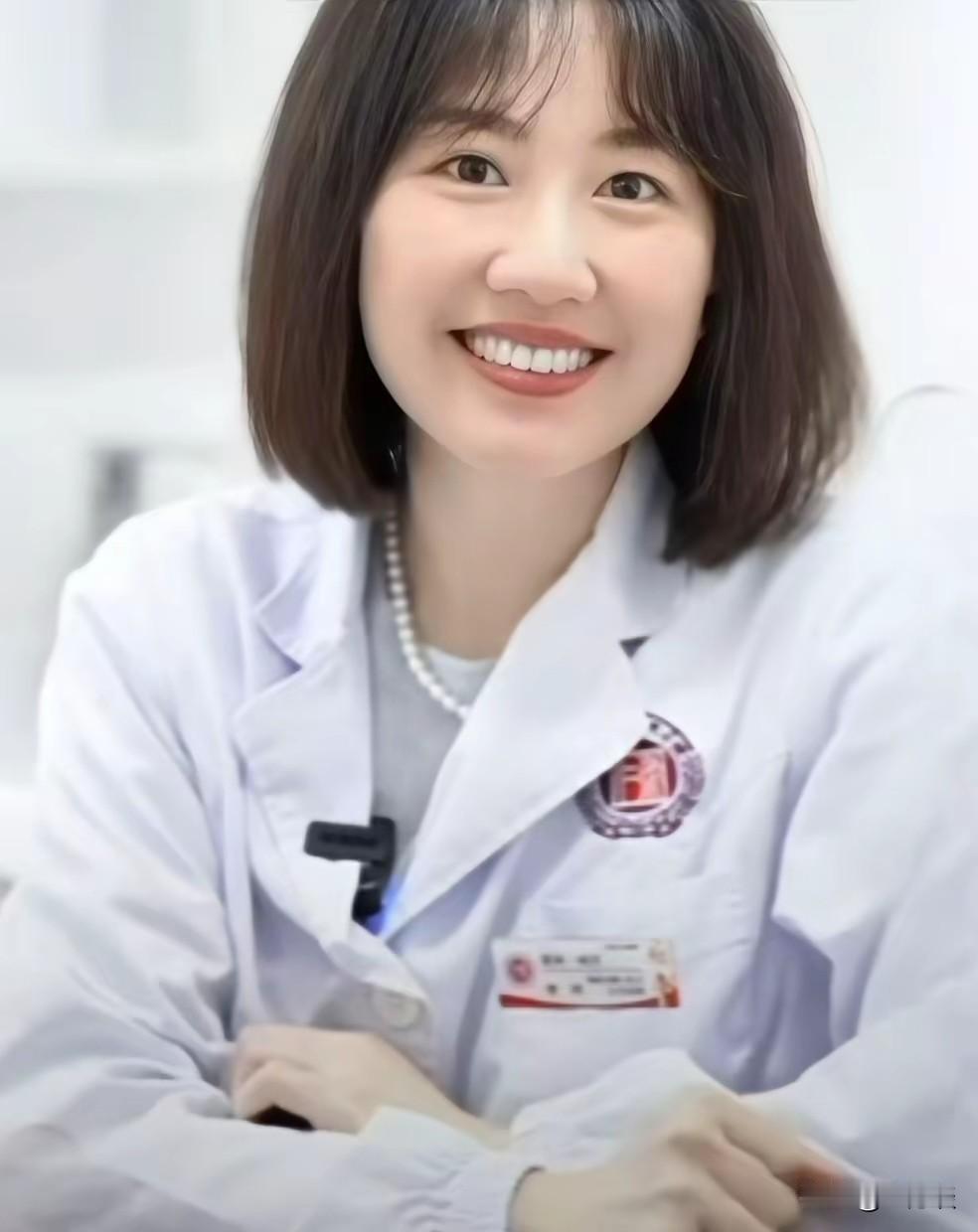 曾医生是非常优秀的！博士毕业，而且还是主任医师、硕士研究生导师，曾经还远赴非洲，