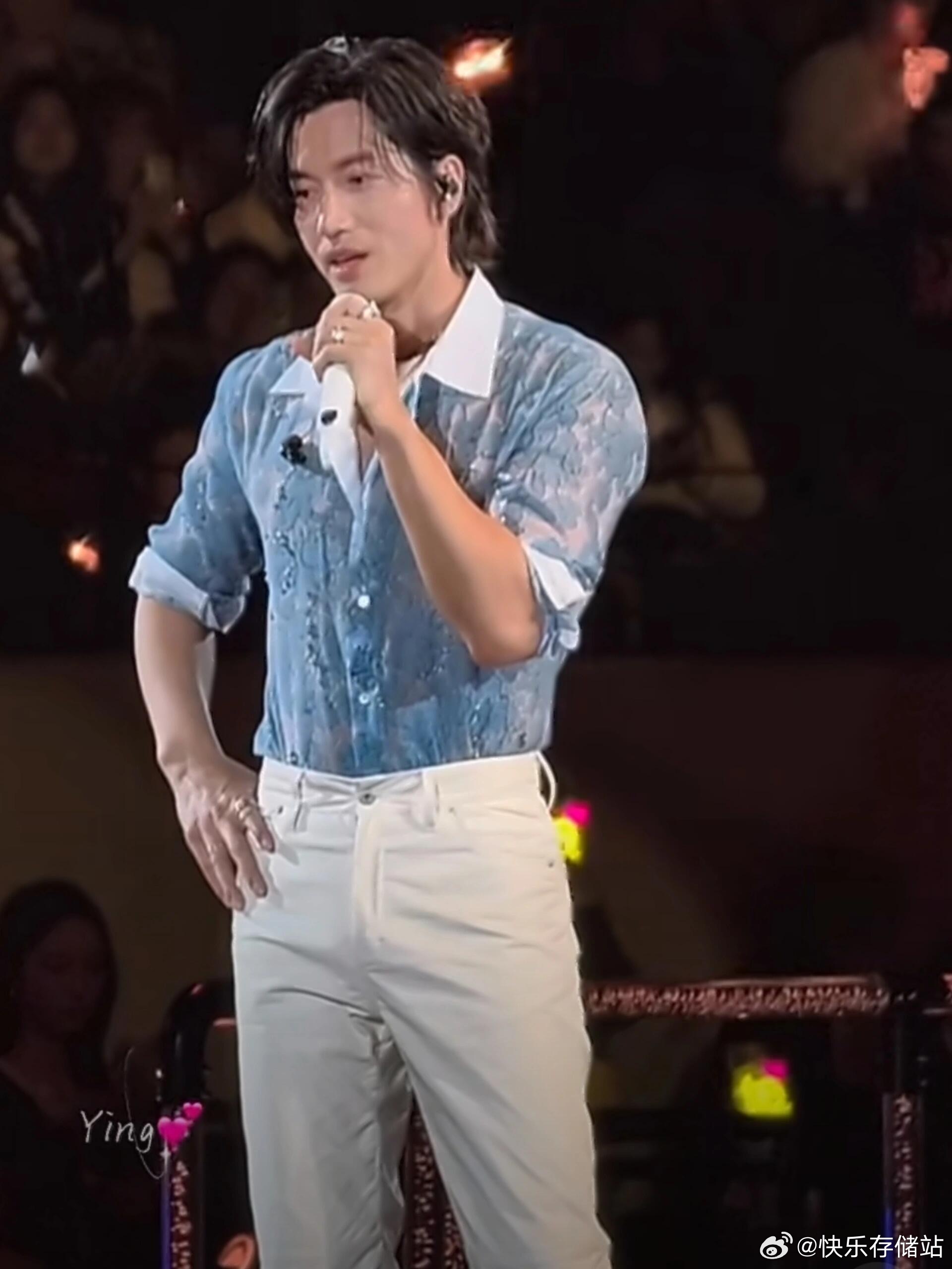 第一次看到演唱会有提词器，太搞笑了