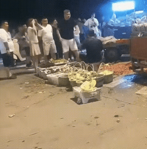 宁波砸西瓜事件，其实又发现了另外一个问题！先从这对男女来说，连着用十来个西瓜