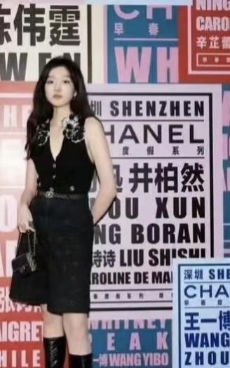 孙千这张2023年参加活动的图片，后面的背景既有早春又有井柏然，网友惊呼：缘分早