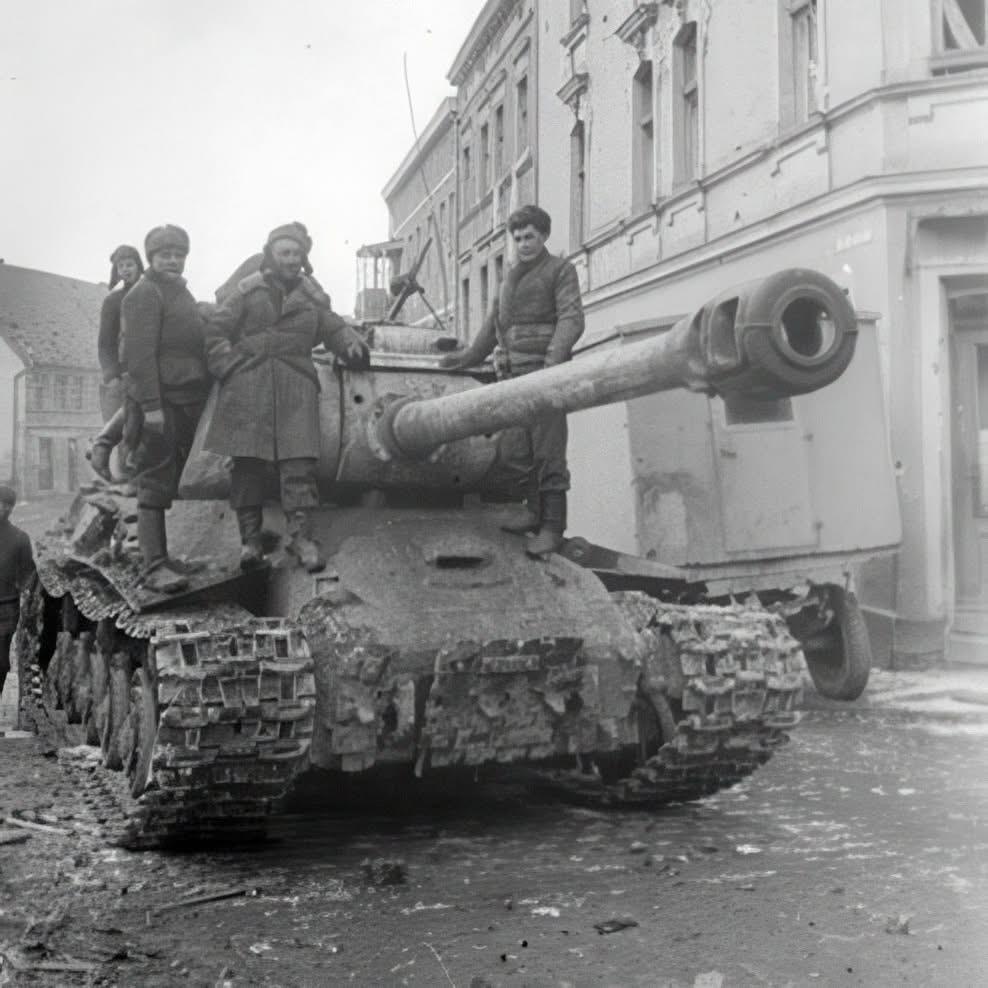 二战东线战场真实历史留影！图一：苏军S-2重装坦克正在行进中，该装甲战车上搭