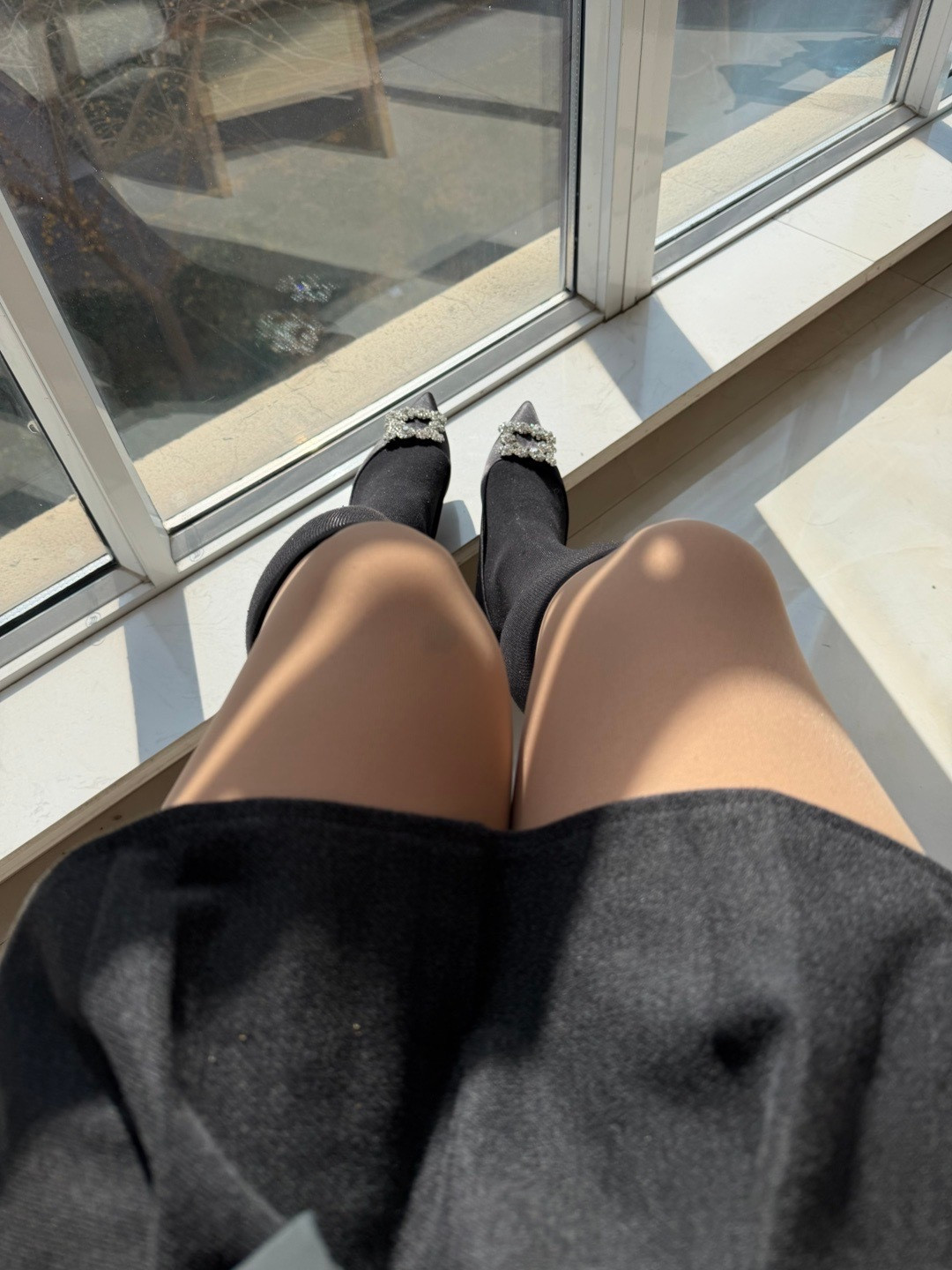 外面6度，但是晒太阳真的很暖和！小腿怕冷加了个棉的小腿袜！秋冬穿搭