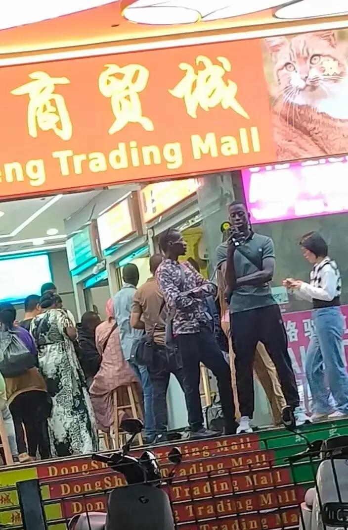 广州的黑人真多，去年暑假去广州玩，在一个商贸城口看到的黑人比黄种人都更多，感觉就