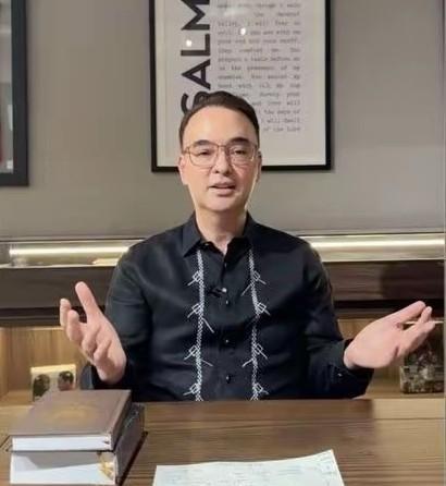 开始拉偏架了？菲律宾前参议院富兰克林·德里隆表示，卡耶塔诺应该卸任交权，他说既然