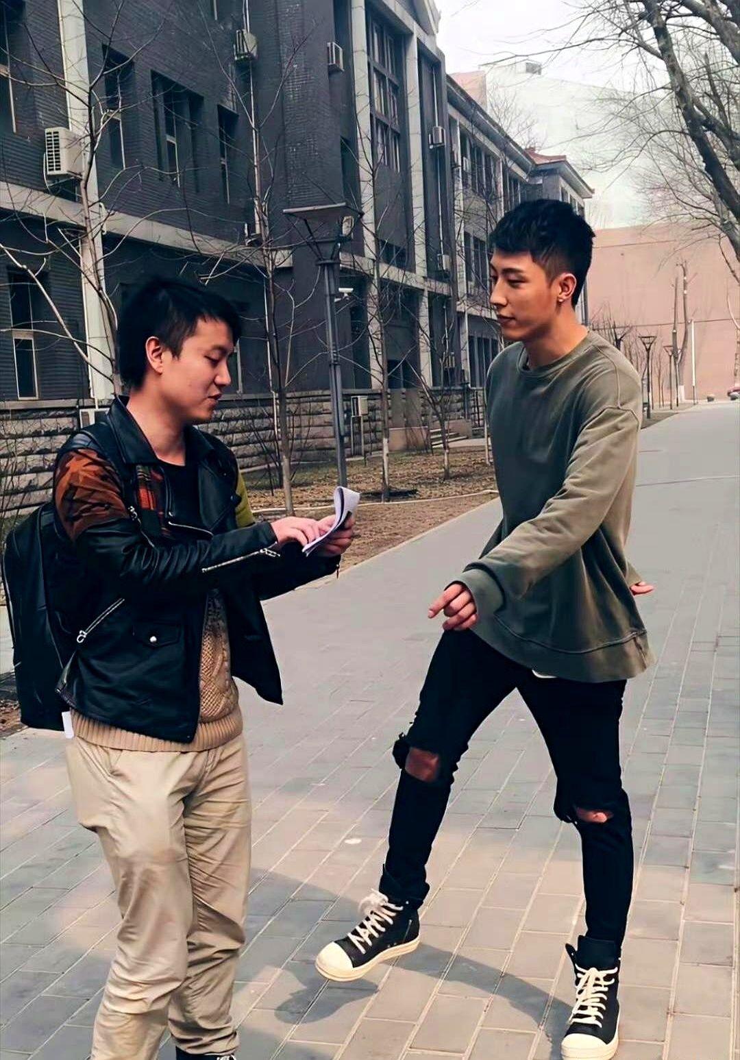 刷到十年前的黄景瑜，感觉还挺有意思的。那时候他就是个瘦高个，跟现在这个“双开