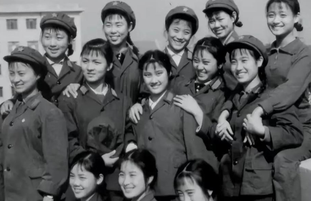 1978年，一位内蒙古女军医，走夜路时突然被一匹公狼拦下，女军医仔细观察后，就跟