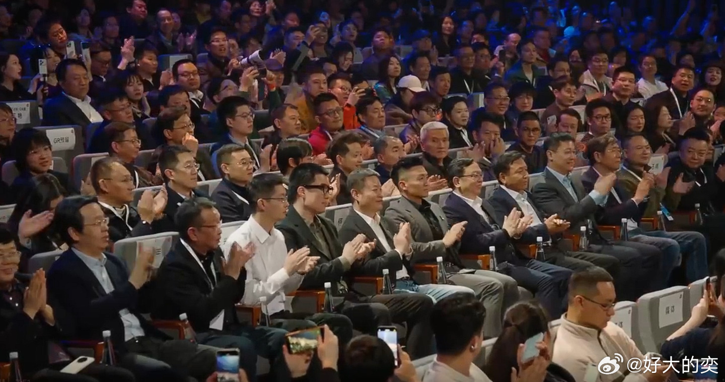 说实话，小米发布会这场面，确实少见。因为台下坐着的不是普通嘉宾，是王传福、李想、
