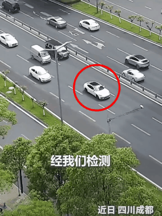 这台车，火到人民日报了！四川成都，在一条快速路上，一台白色私家车，在短短20
