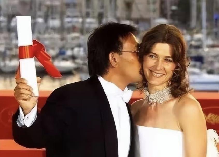 姜文不是美男，他的法国前妻也并不惊艳。他俩的女儿姜一郎，却生的貌美如花，清甜可