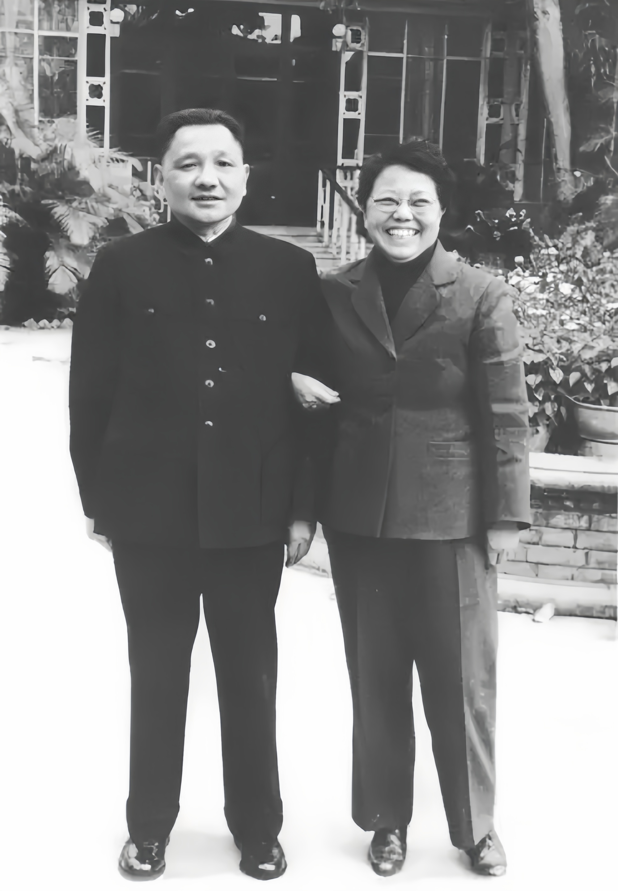 1969年，邓小平接到通知，他要被疏散到江西去，感到很突然，就要离开北京了，邓小