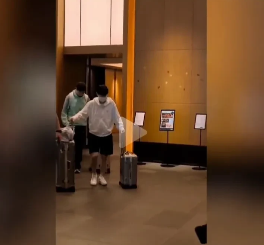 新鲜的莎头，启程回国了！莎莎依然是穿着白色防晒衣，戴着口罩把自己包裹的严