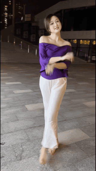 卡通脸美女，超级可爱动人！有一点想不通，她的上衣好像是随意的半截穿搭，