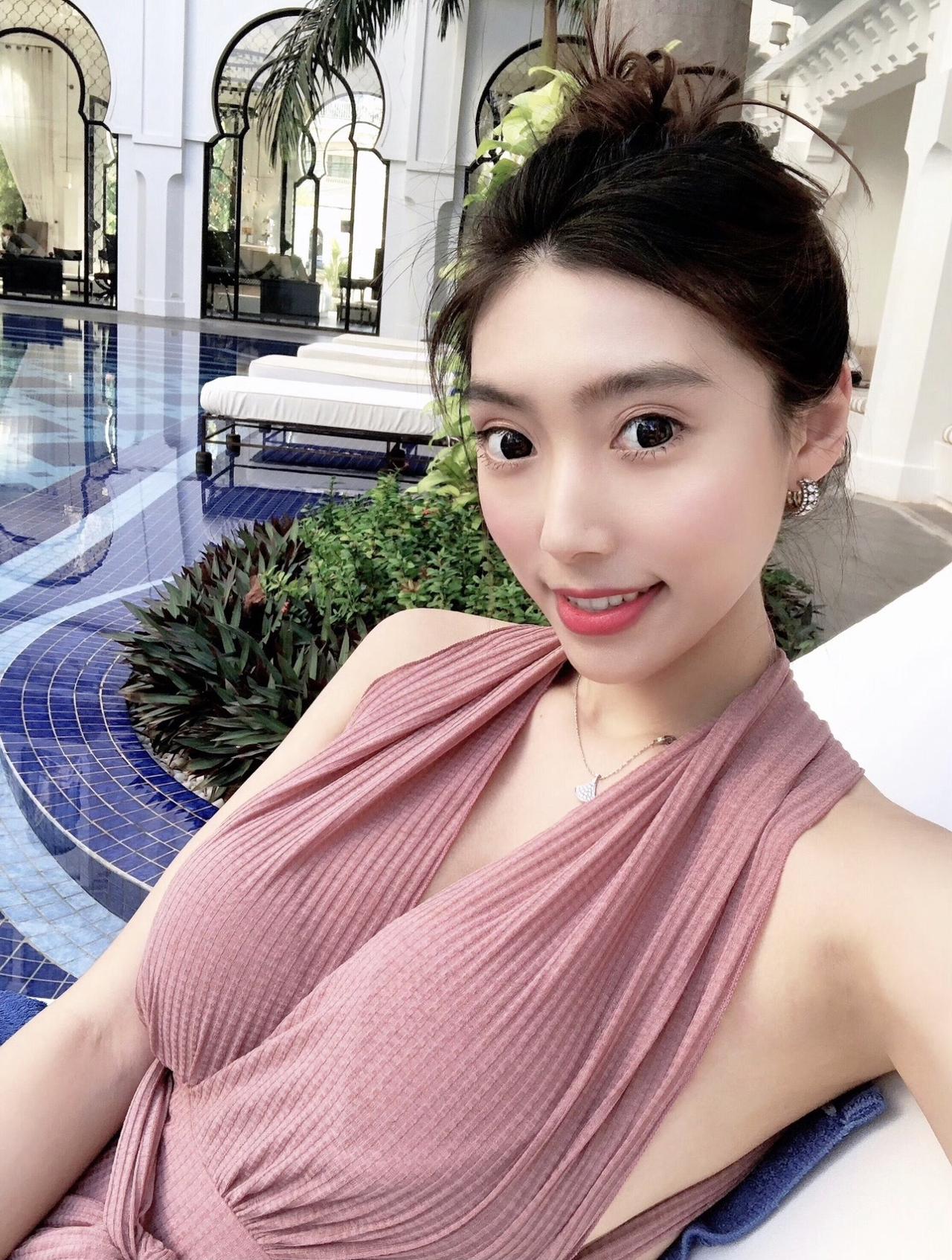 别慌，月亮也正在大海某处迷茫，但终会照亮你的方向。上热门御姐美女穿搭