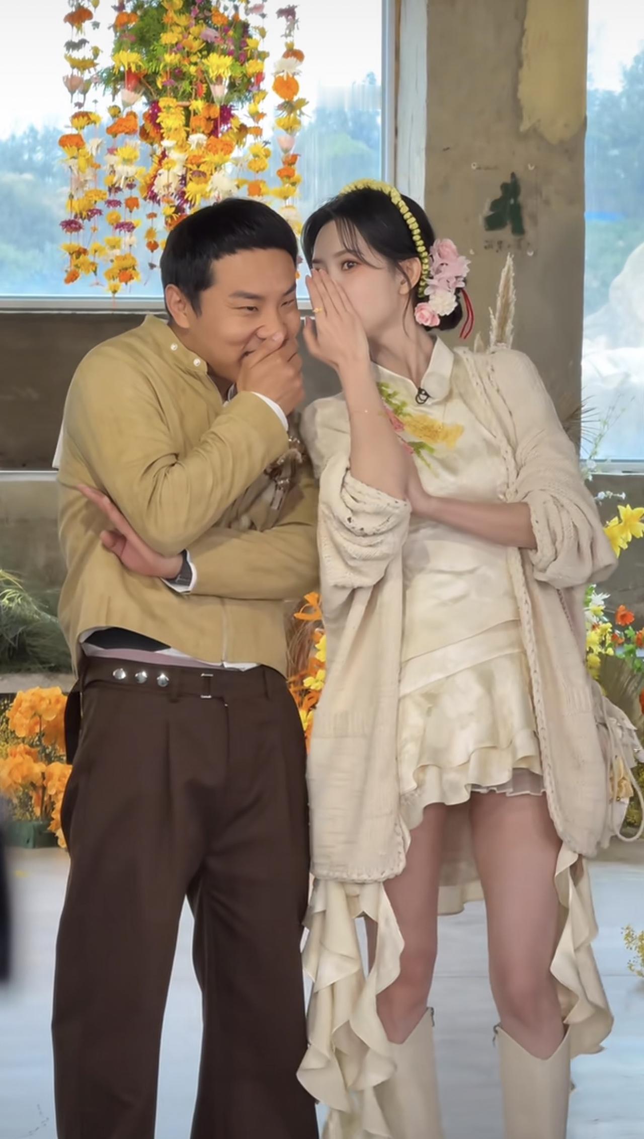 近日，孟姐跟徐志胜说悄悄话的画面，两人的举动太可爱了。颜值系的、演技派的孟子