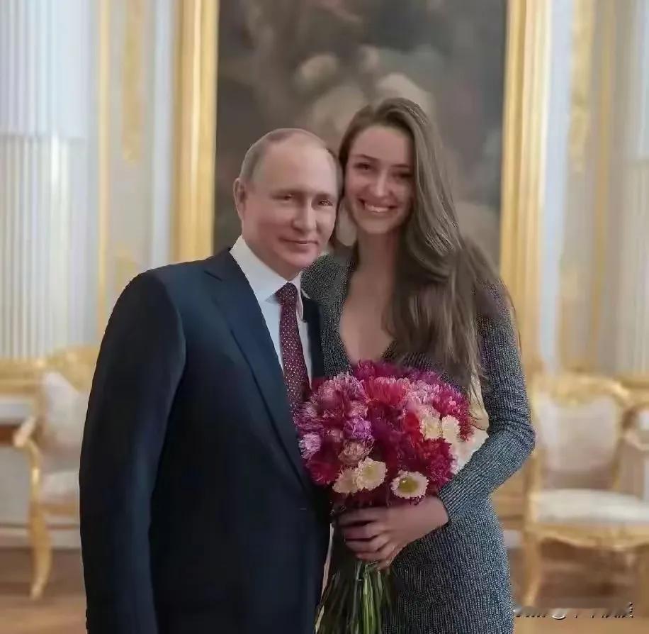 天呐！73岁的“硬汉”普京居然脸红了！年度记者会上被问是否恋爱，他干脆回答“是的