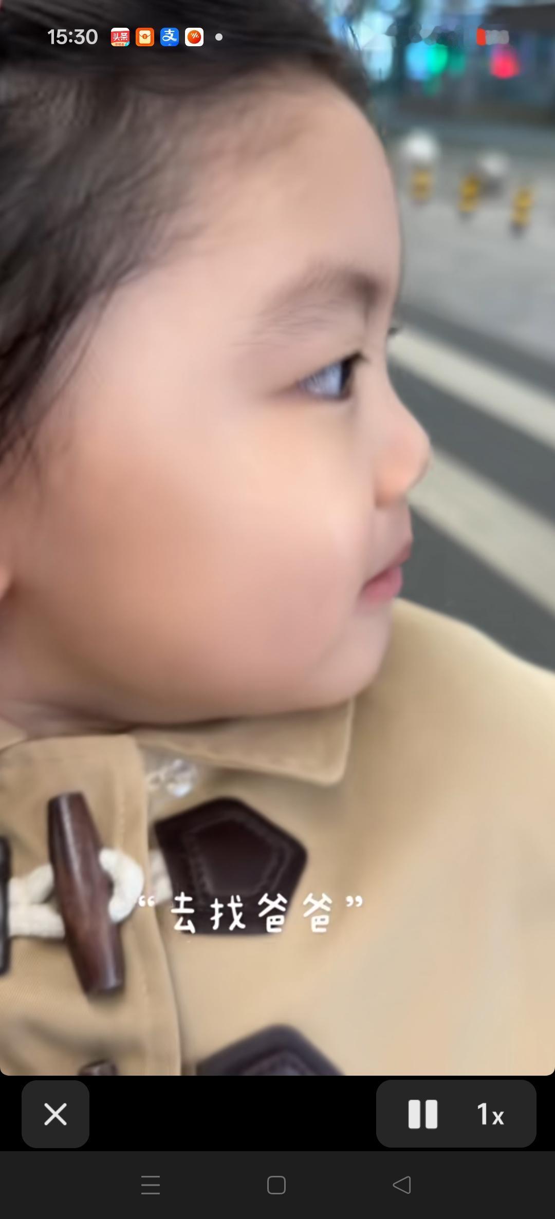奶爸姜宇星出差不到48小时，宝贝女儿机场接机。妥妥的小棉袄！[比心][比心][