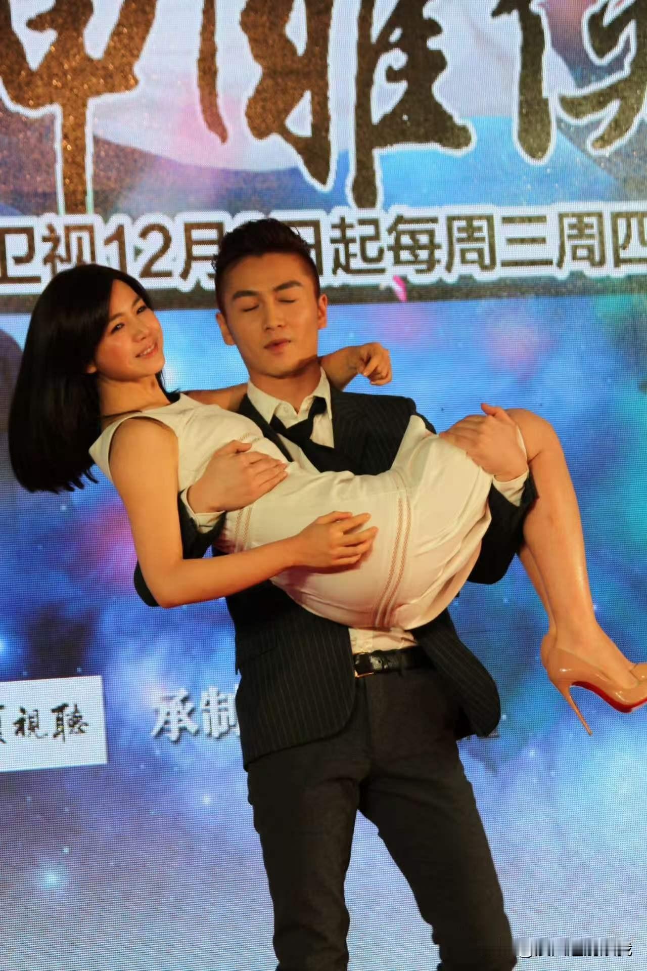 陈妍希陈晓早期神雕发布会现场甜蜜互抱秀恩爱​
