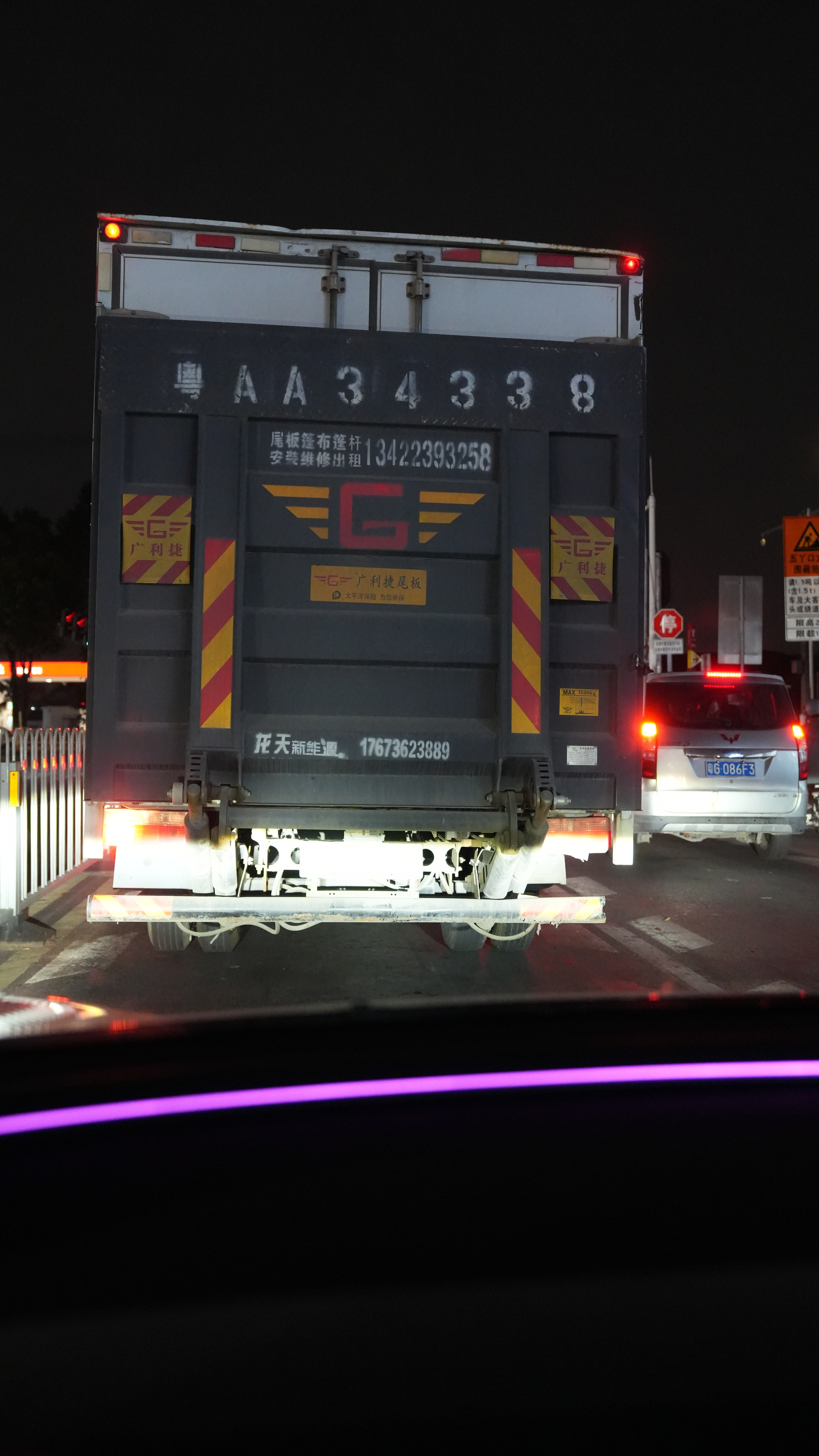 广州的交通混乱程度，远比去年越发的疯狂，好像机动车道已经变成电鸡车道了，你正常停