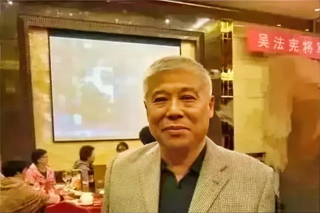 1983年，吴法宪的儿子吴新潮回到了阔别多年的北京，但此时他的身份早已不再是“将