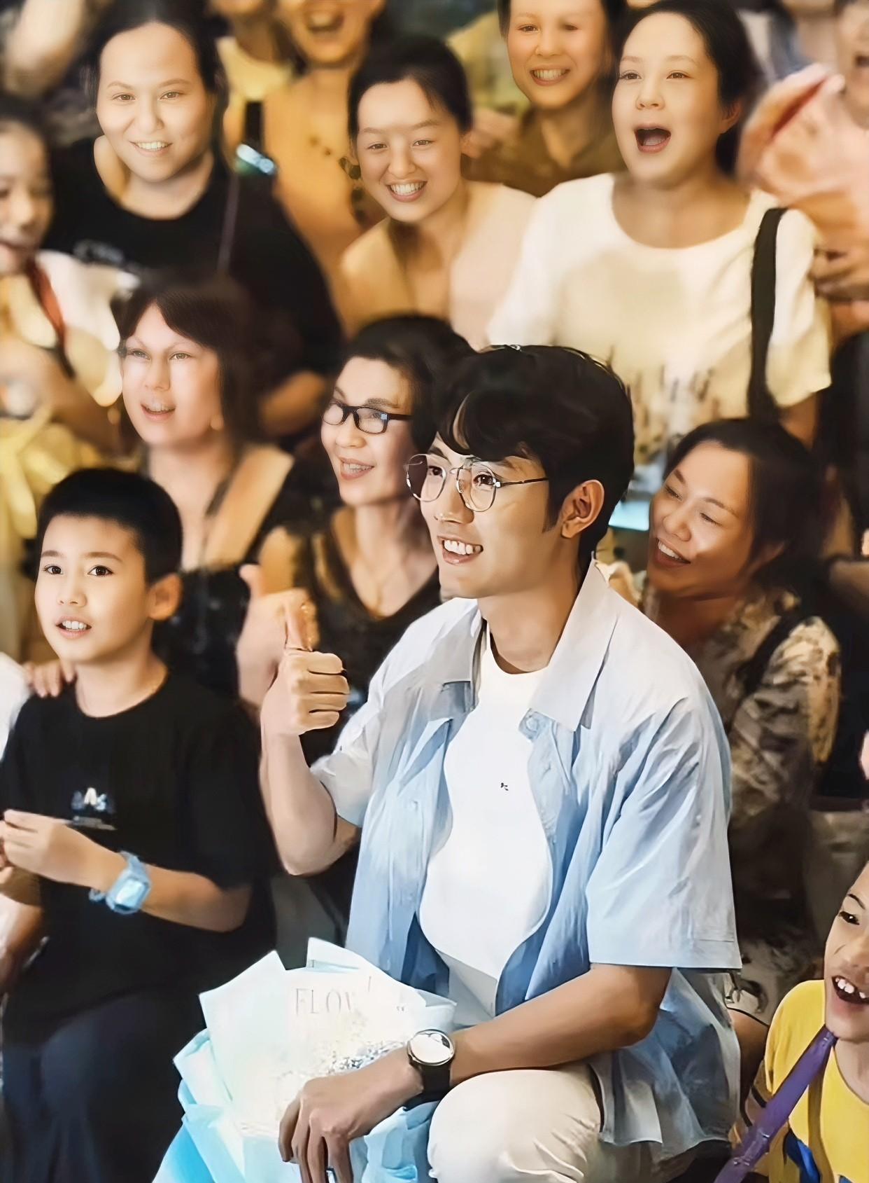 鹏鹏也太受欢迎了“游知万物”直播结束后鹏鹏出来跟大家合影他们还自发的喊起了
