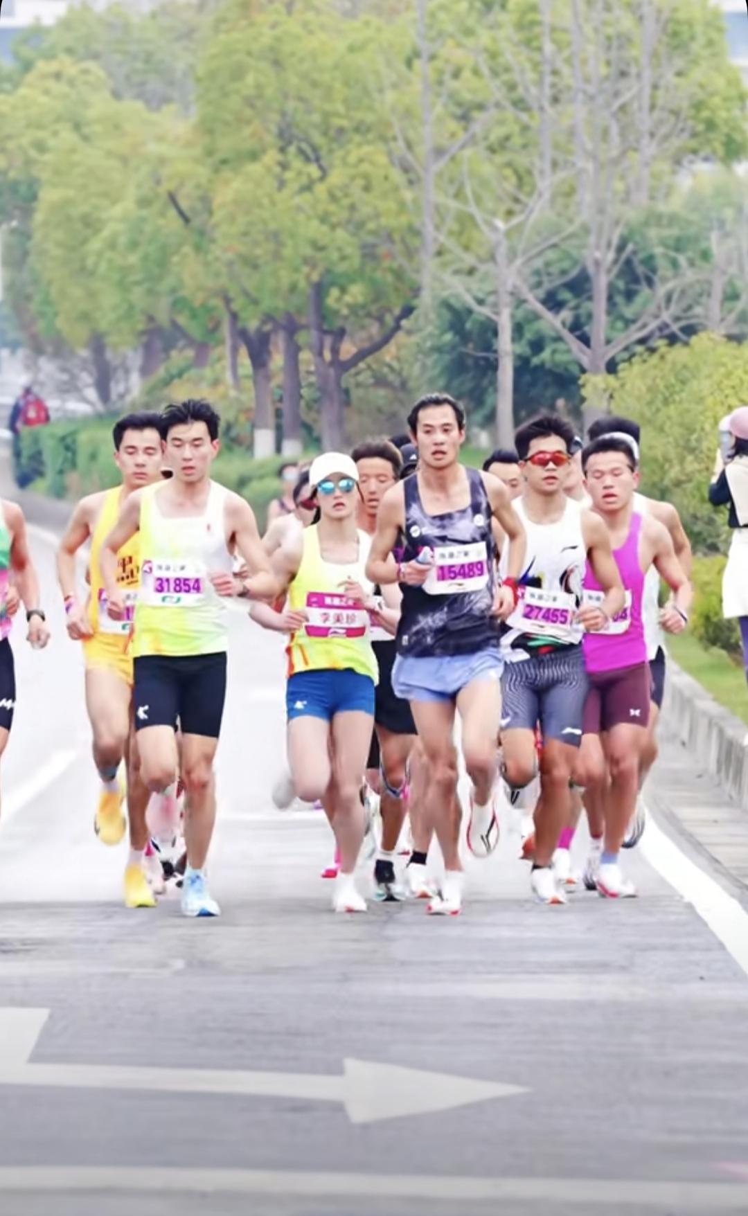 很多人吐槽无锡马拉松李美珍的破风团队人数太多，认为她破纪录的成绩有点胜之不武，这