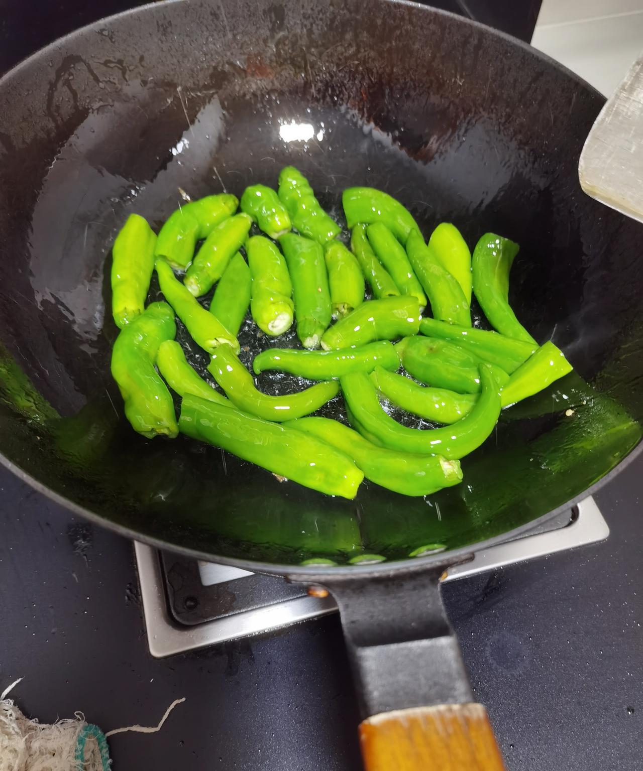 清清爽爽又一餐。没有大鱼大肉，没有山珍海味。虎皮尖椒、白菜、炸洋芋、小锅米线。