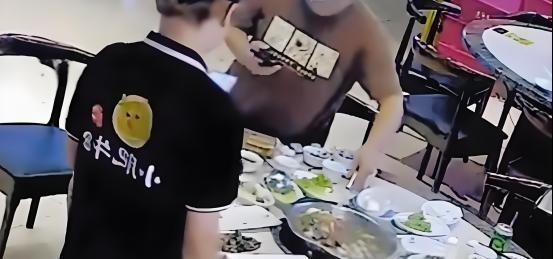 深圳，六个人去吃火锅，拿了八十盘牛肉，二十盘榴莲，结果吃不完，被扣300元押