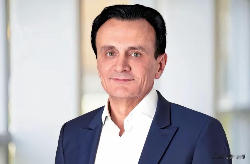 这手牌打得是真妙啊。一边阿斯利康砸千亿，高调布局国内的医药研发生产，这架势，是