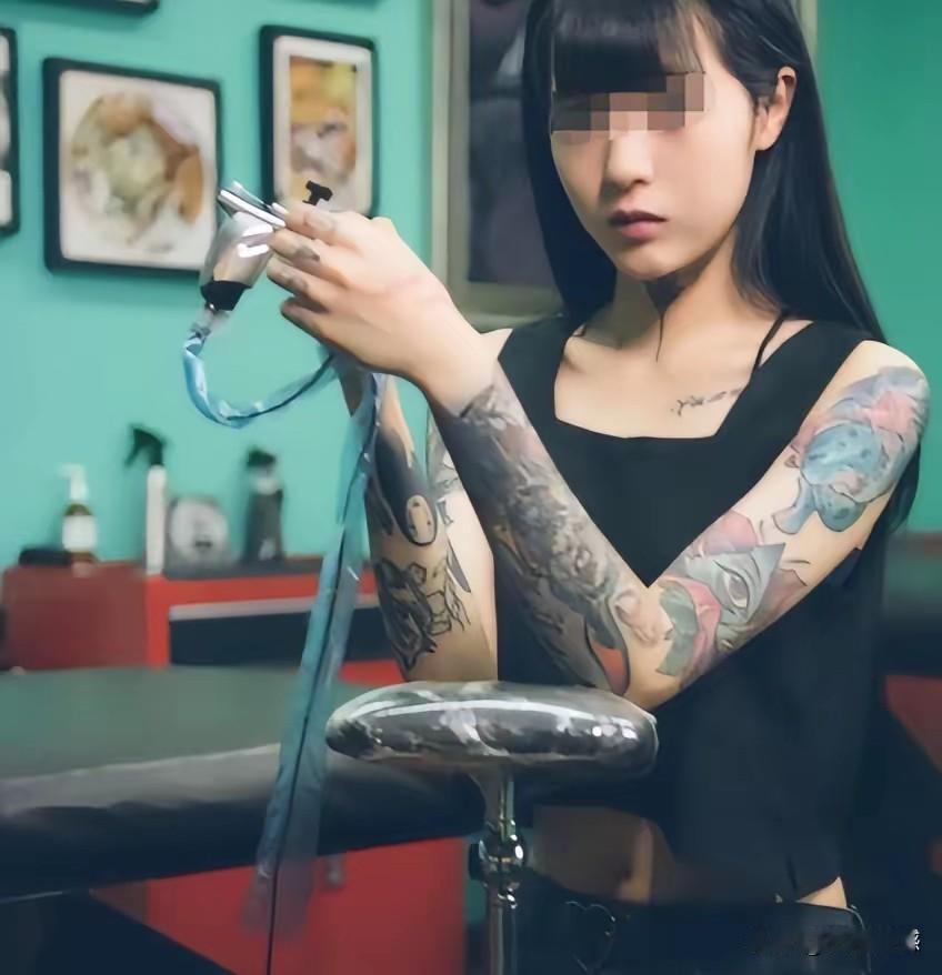 现在不少青少年觉得纹身很酷，跟风冲动去纹，可这一时的痛快，后面要付出巨大代价。先