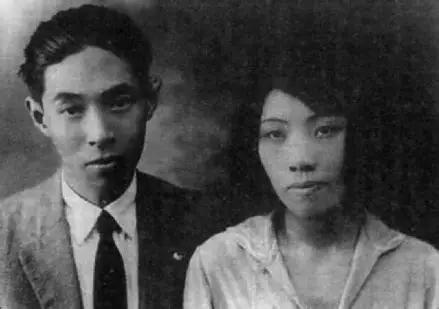 1932年，秦德君拖着沉重行李踏上开往成都的列车，未留下只言片语。她没有告诉茅盾