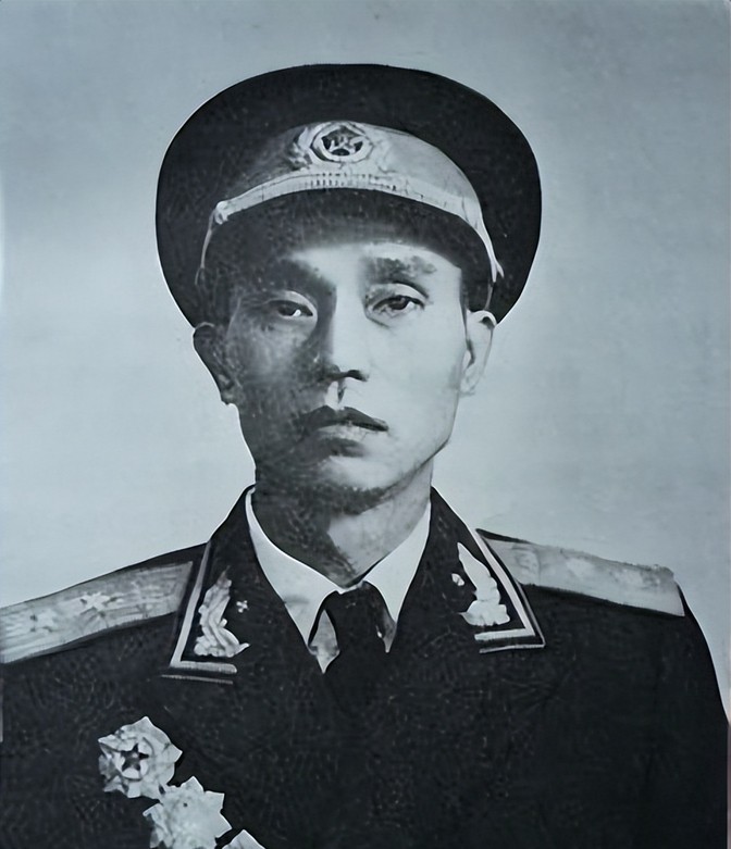 1947年，一名解放军师长，大腿根部受伤住院。这时，一19岁女护士来到他的病房，