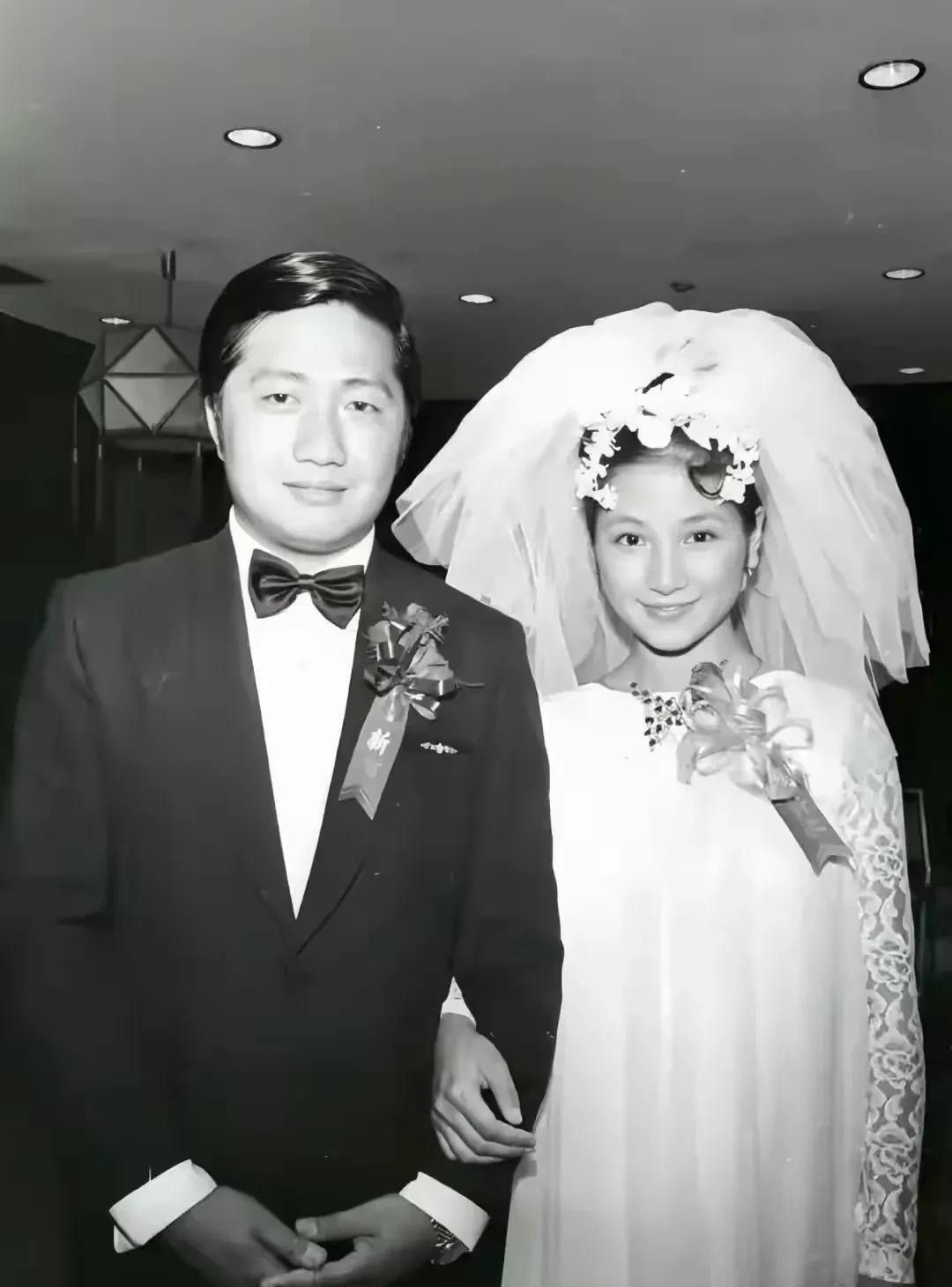 郑佩佩与前夫结婚照，当时女方是当红女星，男方是富豪，所有人都非常看好这门婚姻，谁