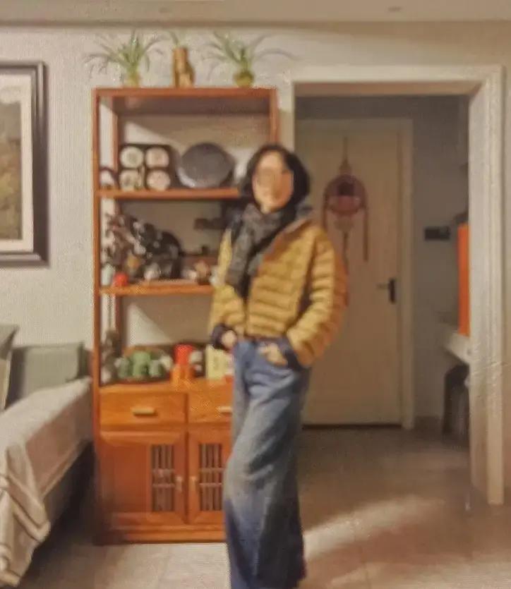 68岁阿姨穿姜糖色羽绒服，路人追着问链接她在商场试衣镜前随手一拍，发到家庭