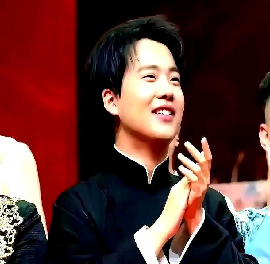 主持人把话筒怼到面前：“郭麒麟，你怎么看曹云金？”空气瞬间凝固。所有人都等