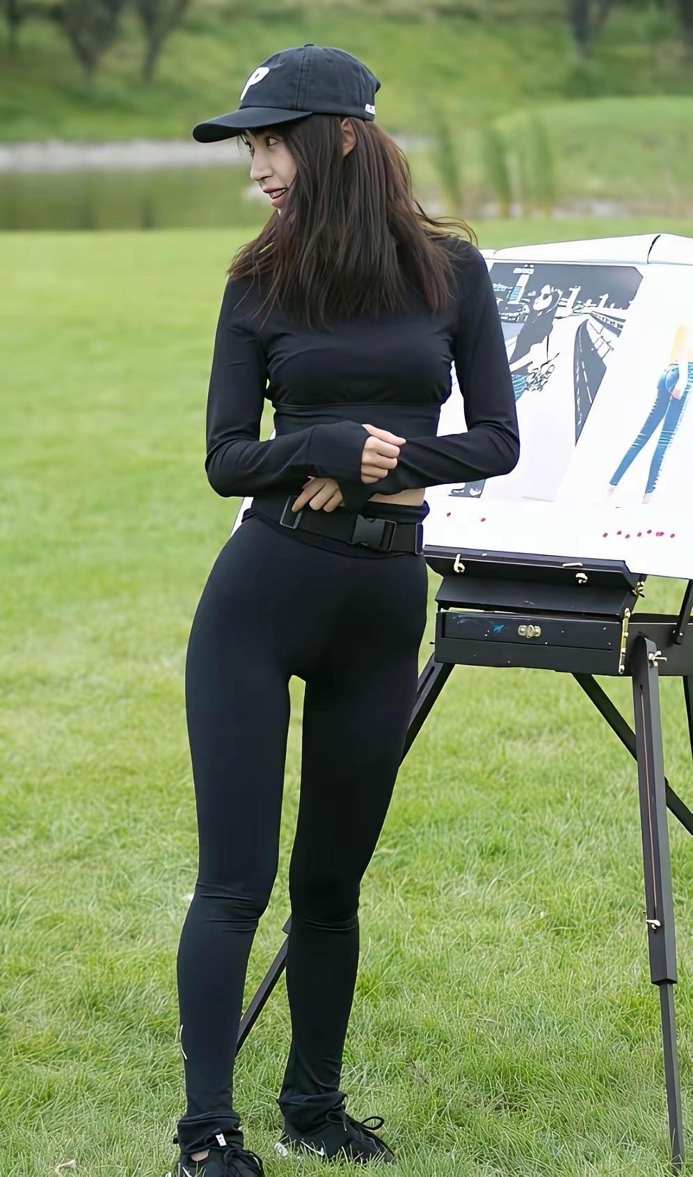 李菲儿的紧身裤造型太绝了！腿线笔直纤细，腰臀比堪称教科书，生图都抗打