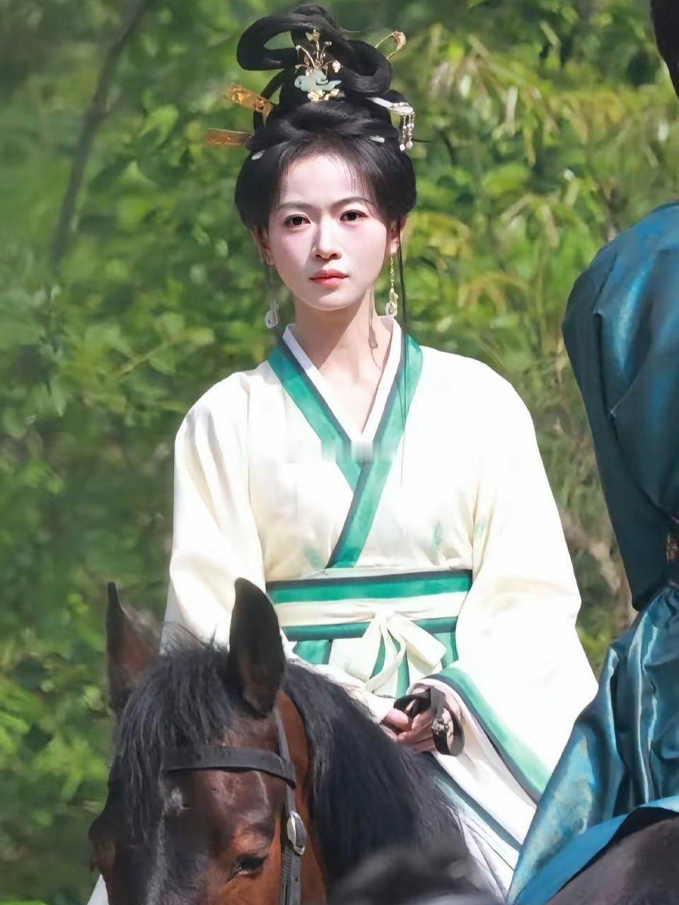 吴谨言这部剧造型师是谁？很美啊，很久没有看到这么美的发髻了