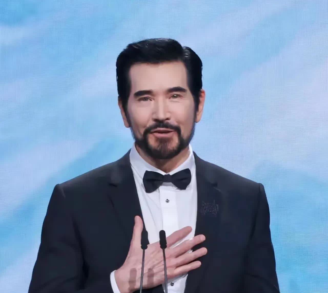 费翔快七十岁了，已经是一个老人了，为何他的头发和胡须都是黑色的，怎么不会白，看看