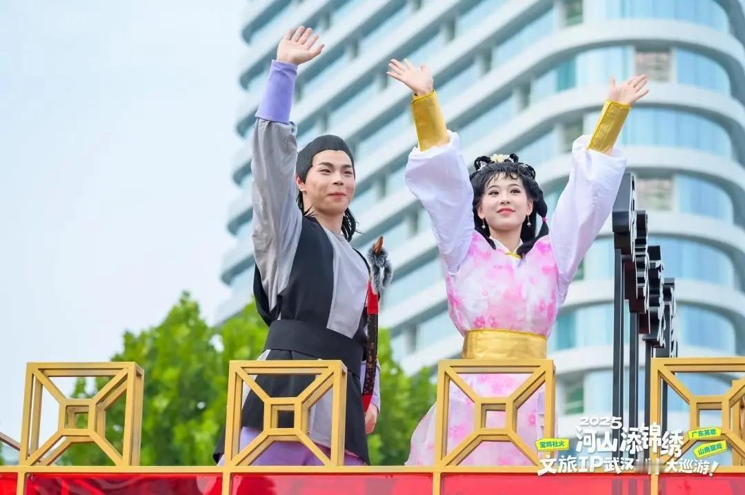 国庆期间，襄阳“侠义主题”花车在武汉城市大巡游中意外走红。站在花车上的“靖哥哥”