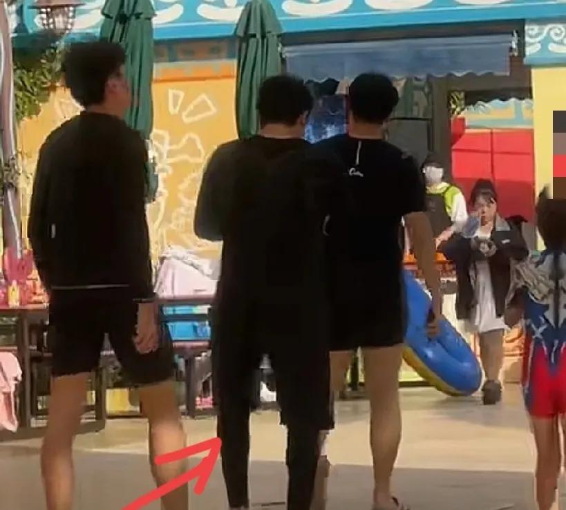 大胖这是让唇语搞烦了？6月15日没等到莎莎，她亲哥大胖出现了，带着儿子逛环