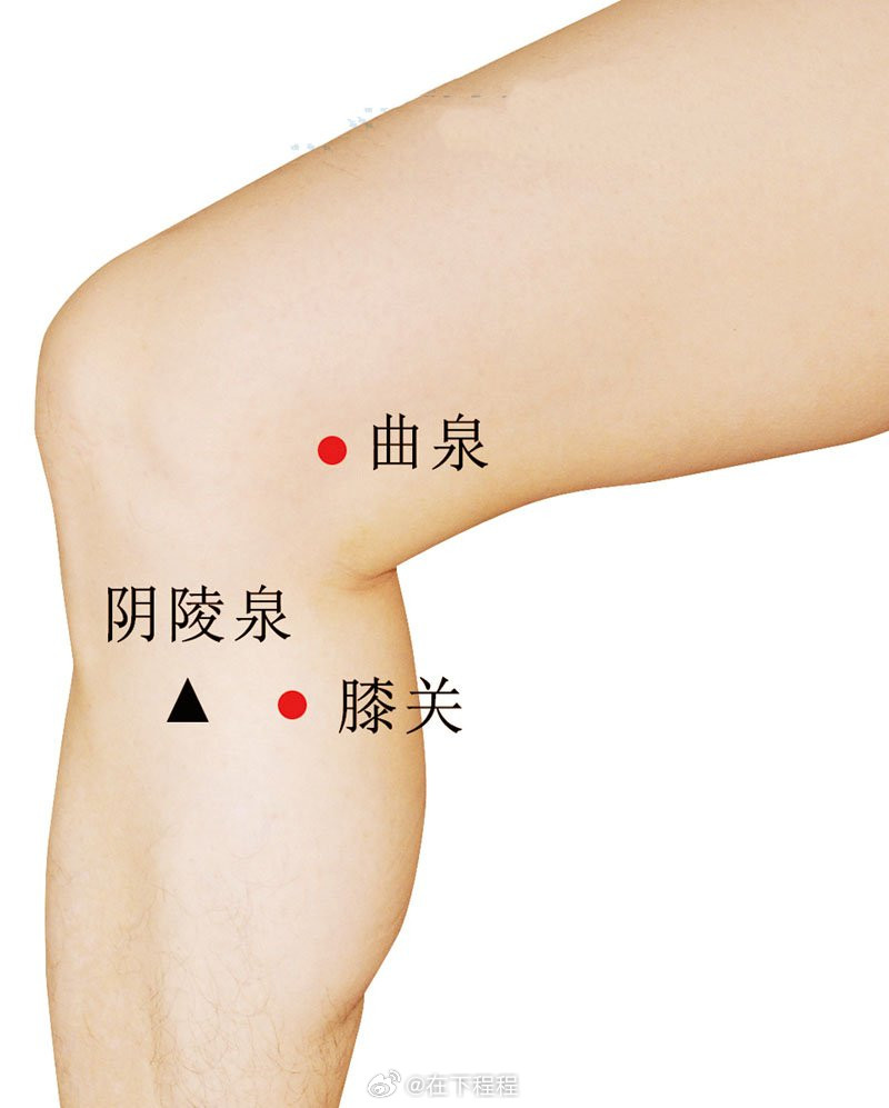 膝关穴，是肝经上的穴位，先说定位，找膝关穴先找阴陵泉穴，在其后方1寸处就是膝关穴