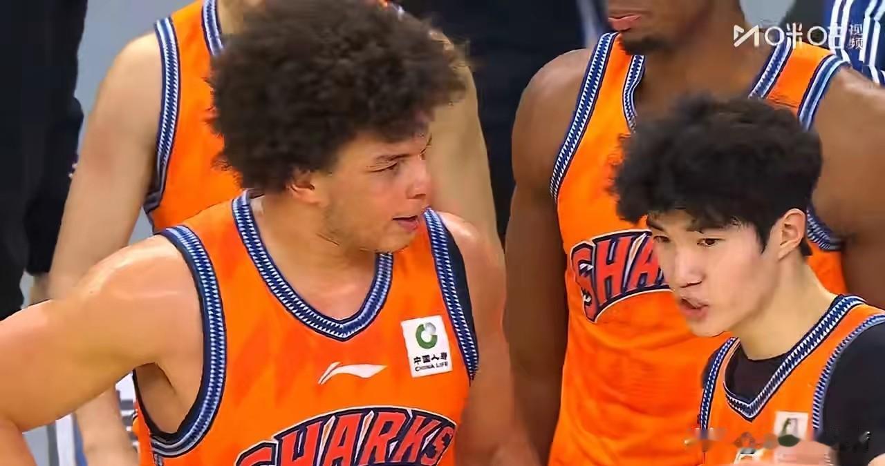 上海三杀广东，这球输的没脾气，杜峰心里明镜似的是什么原因，但就是解决不了。俱乐