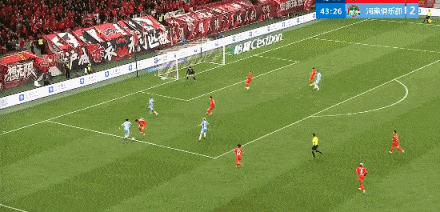 河南队运气太差了，在2:0领先上海海港的情况下，连续打了两个门框，一个打在门柱上
