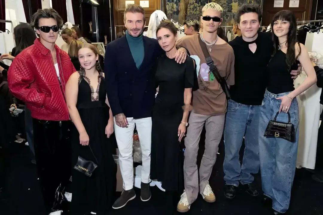 贝克汉姆家最近可真不太平！大儿子布鲁克林突然把全家联系方式都拉黑了，弄得一家人目