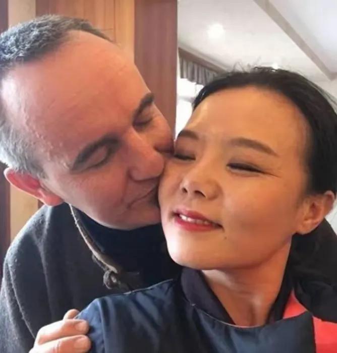 龚琳娜说：“当时我跟老罗突然要离婚，我一下不知道该怎么跟孩子交代。我跟我家老二说