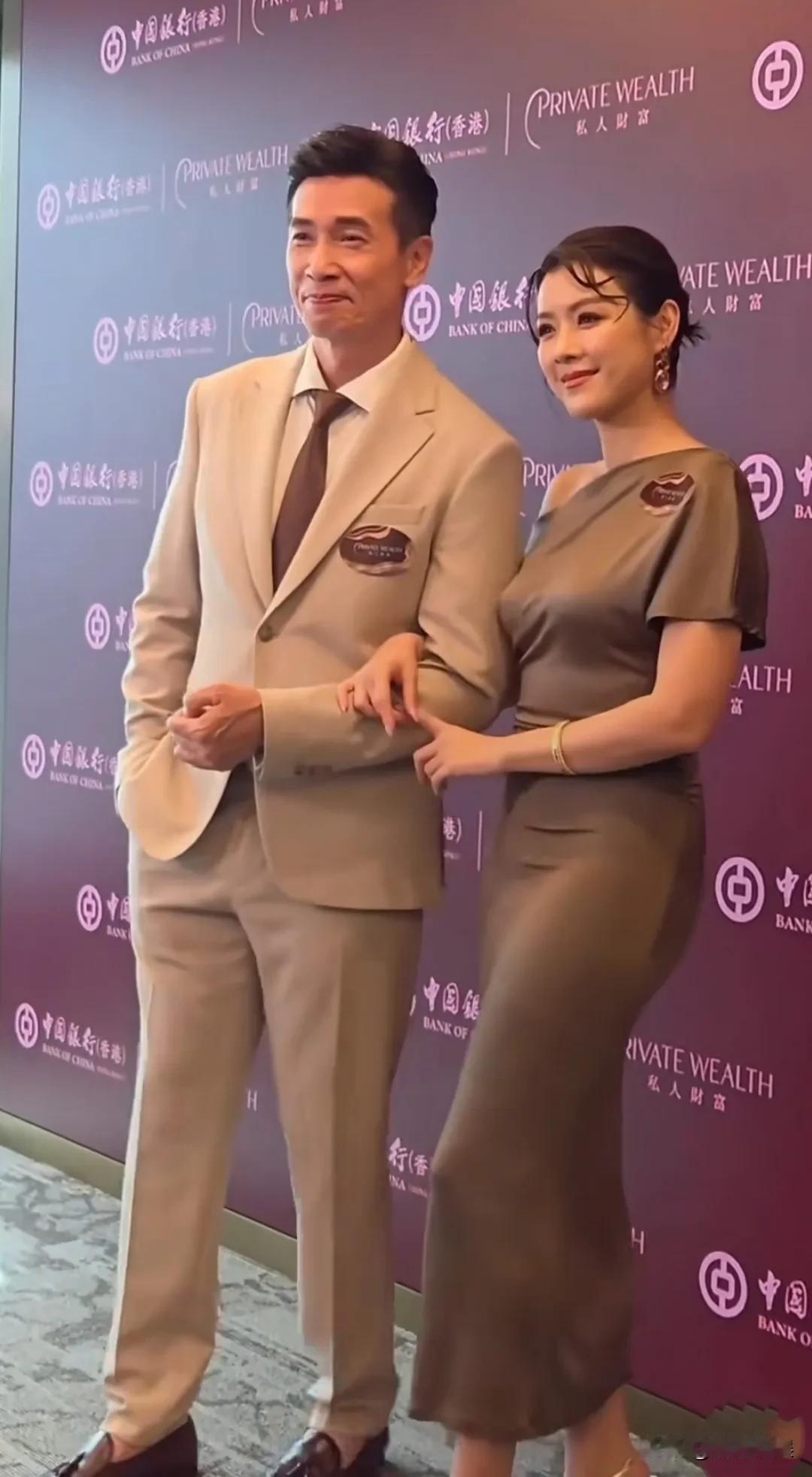 真夫妻就是好嗑！陈豪和陈茵媺一起出席活动，夫妻俩穿着情侣色，好养眼。55岁的