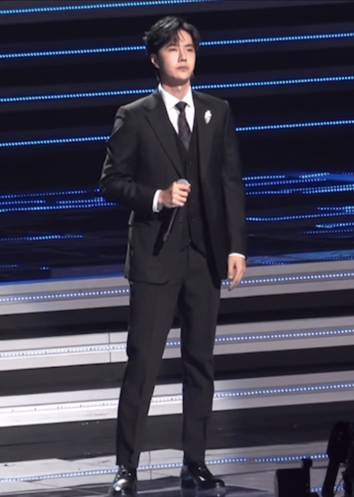 王一博上台领奖后的第一件事看过了很多人，你会发现王一博的好，日久见人心，一个下意