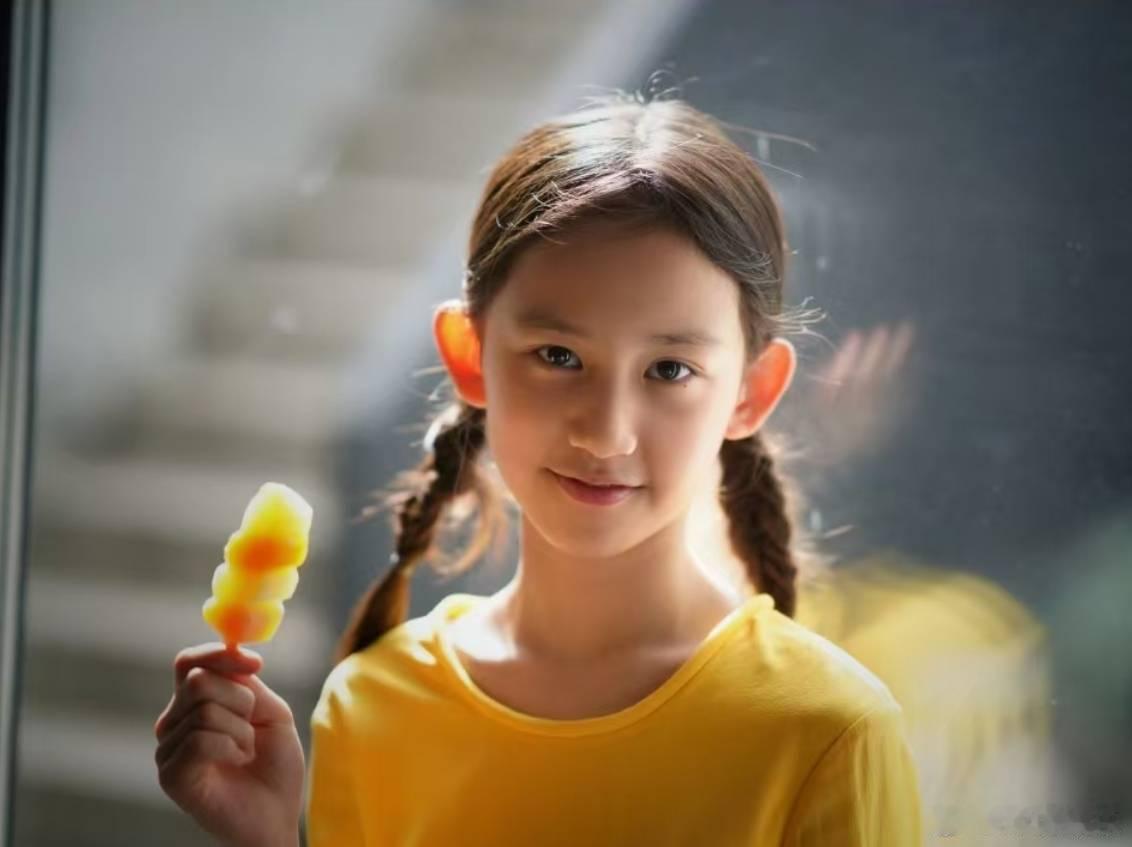 黄磊11岁小女儿星味不仅身高出众，大长腿吸睛，而且眼神灵动，笑容极具感染力，镜头
