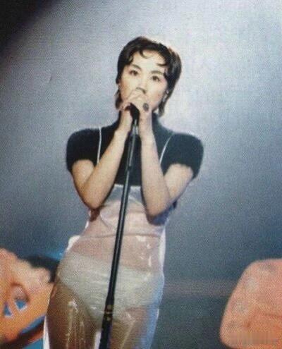 为什么王菲1994年穿透明塑料裙能封神？这条裙子浑身透着不羁与先锋感，轻盈的塑料