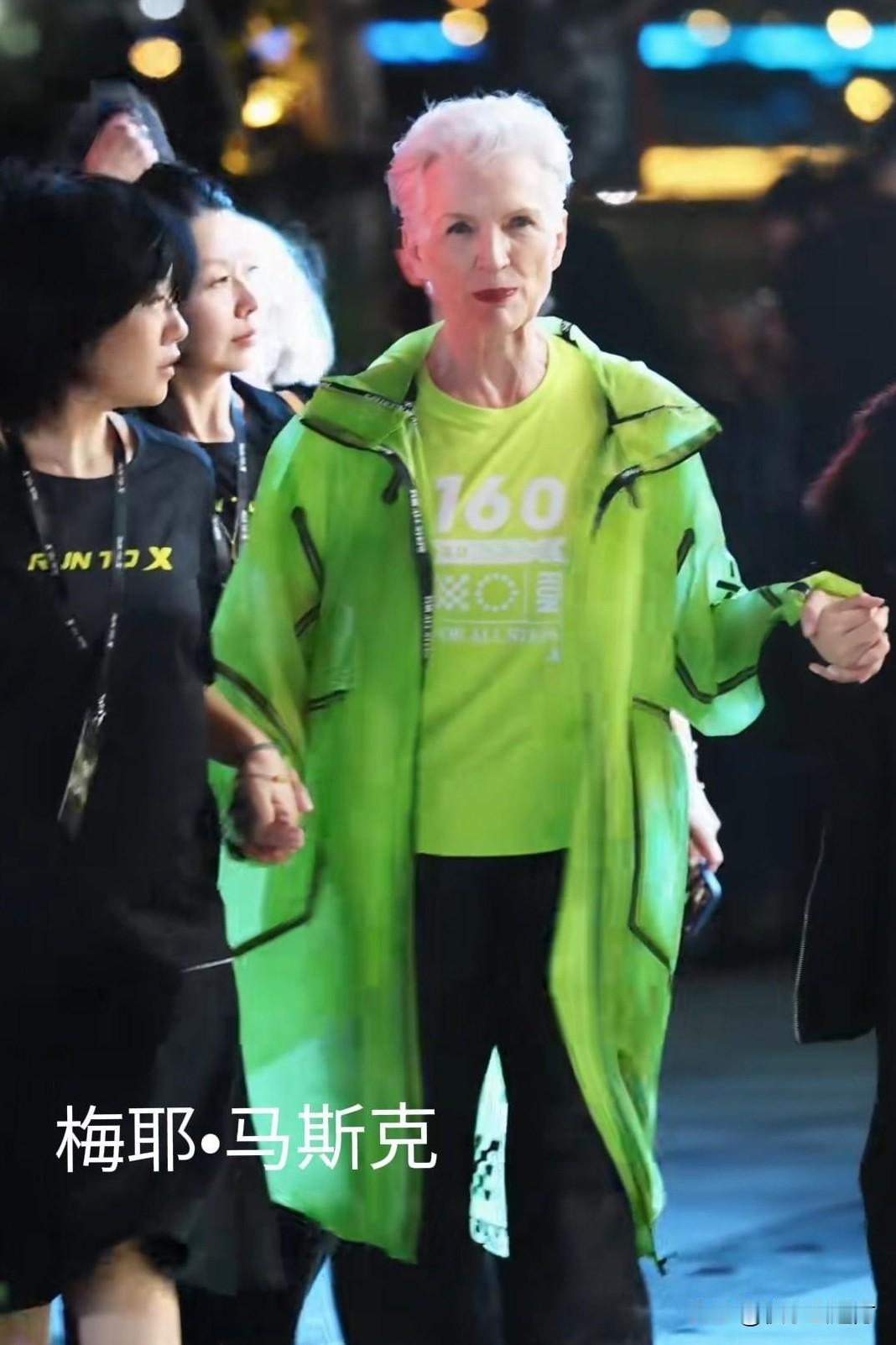 一边是在中国闲庭信步、只需两三人随行的“超模妈妈”，另一边是在印度荷枪实弹、重兵